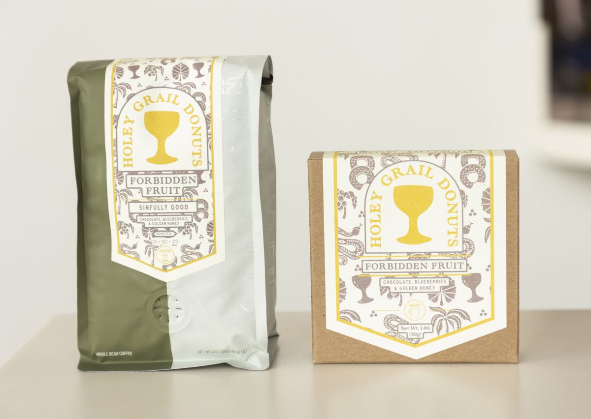 ショップオリジナルコーヒー 左：コーヒー豆 $18、右：インスタントコーヒー $16