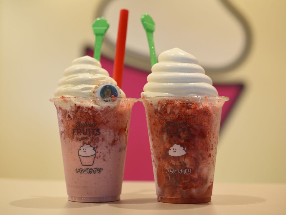 キャプ：（左）いちご15ミルク750円、（右）いちごけずり●●円