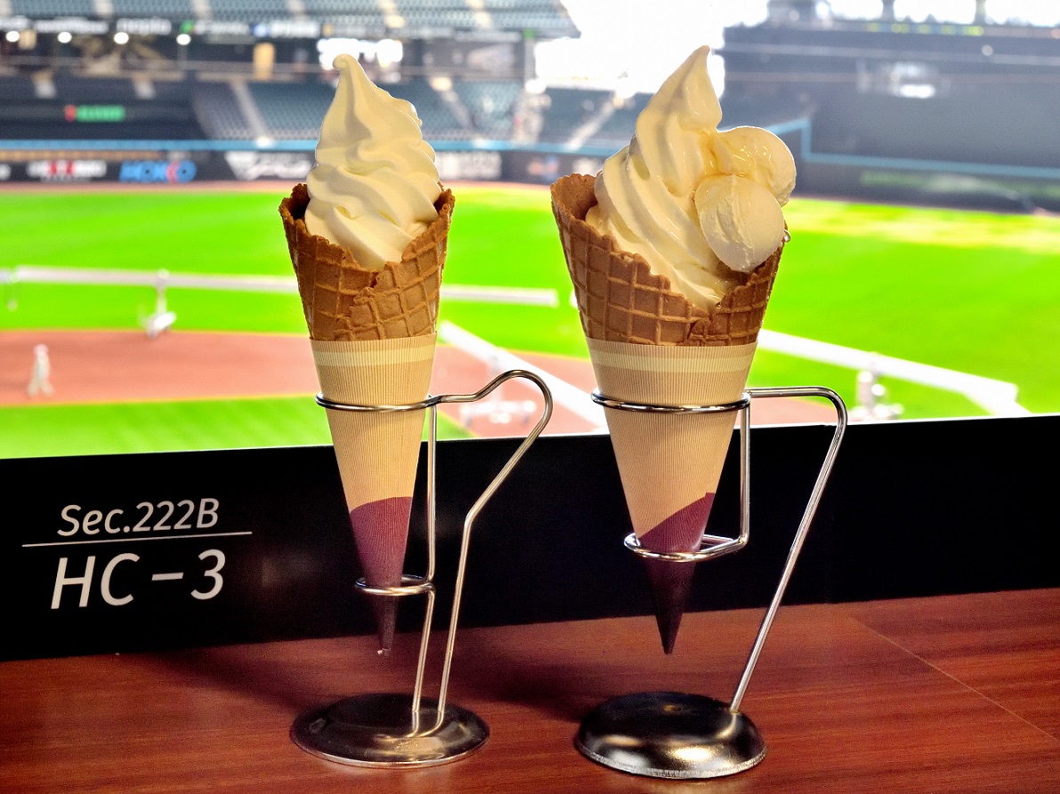 （左）牧場ミルク ソフトクリーム450円、（右）ワッフルパフェ マスカル・クリームWチーズ＆ハニー700円