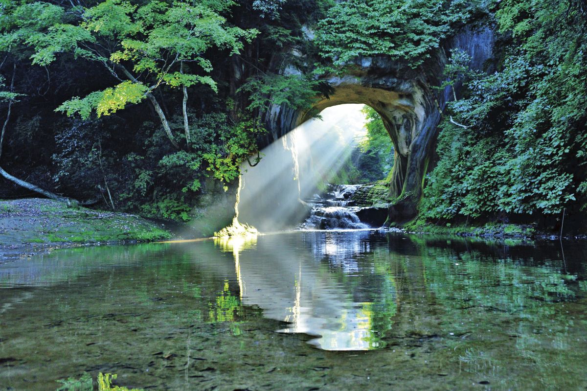 洞窟に差し込む光が水面に反射 しハート形に見える。ベストタイムは 3月と9月の彼岸前後の早朝