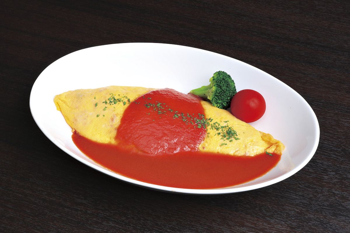 見た目も正統派のオムライスは、ドリンク、サラダ、スープセット1298円