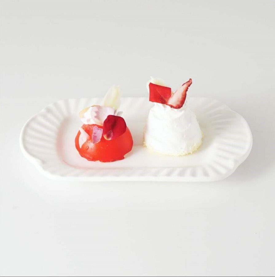 【(左)バラのケーキ(右)ショートケーキ】