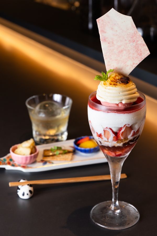 苺と焦がしカスタード～アールグレイの香りを添えて～2085円と、北海道熟成30年の十勝ブランデー「島梟」1980円（お通し330円）