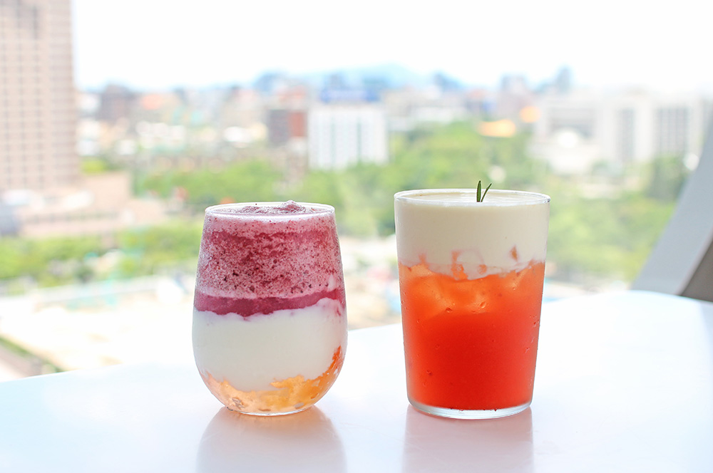 巨峰葡萄冰沙160NT$,  桃花朵朵開運茶150NT$