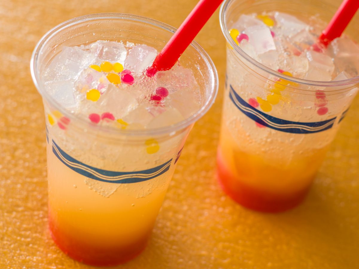 「スパークリングカクテル（ラム、ピーチ＆オレンジ）」780円