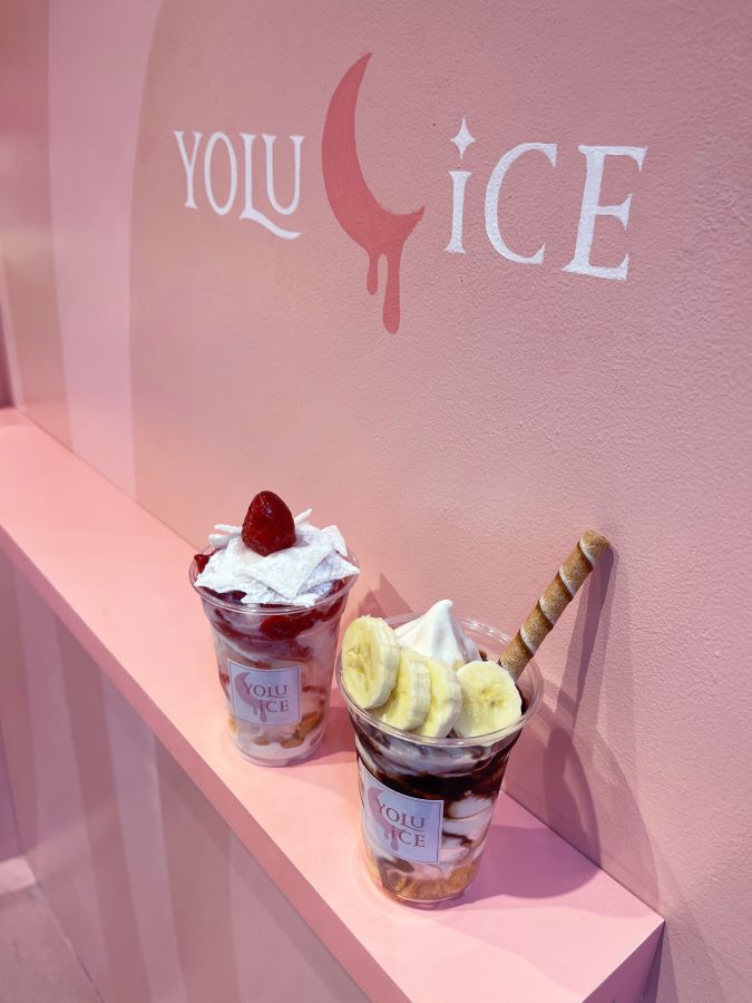 （左から）「イチゴ練乳大福」730円、「チョコバナナ」720円