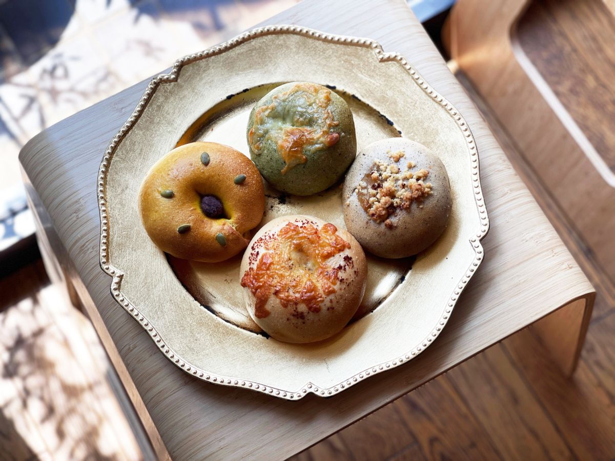 （上から時計回りに）「サーモンチーズ」380円、「焼きリンゴクリームチーズ」380円、「明太マッシュポテト」380円、「あんこクリームチーズ」330円