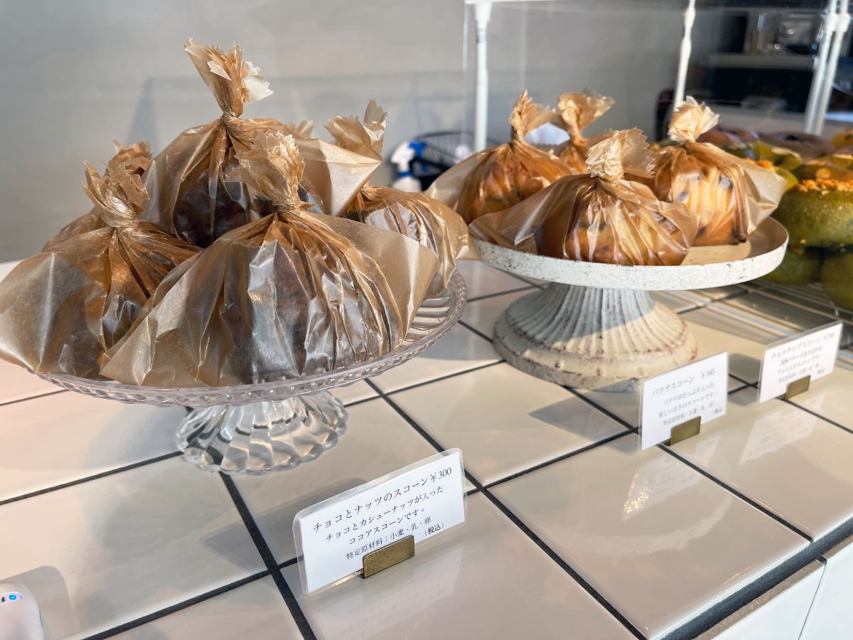 （左から）「チョコとナッツのスコーン」300円、「バナナスコーン」300円、「チョコチップスコーン」290円