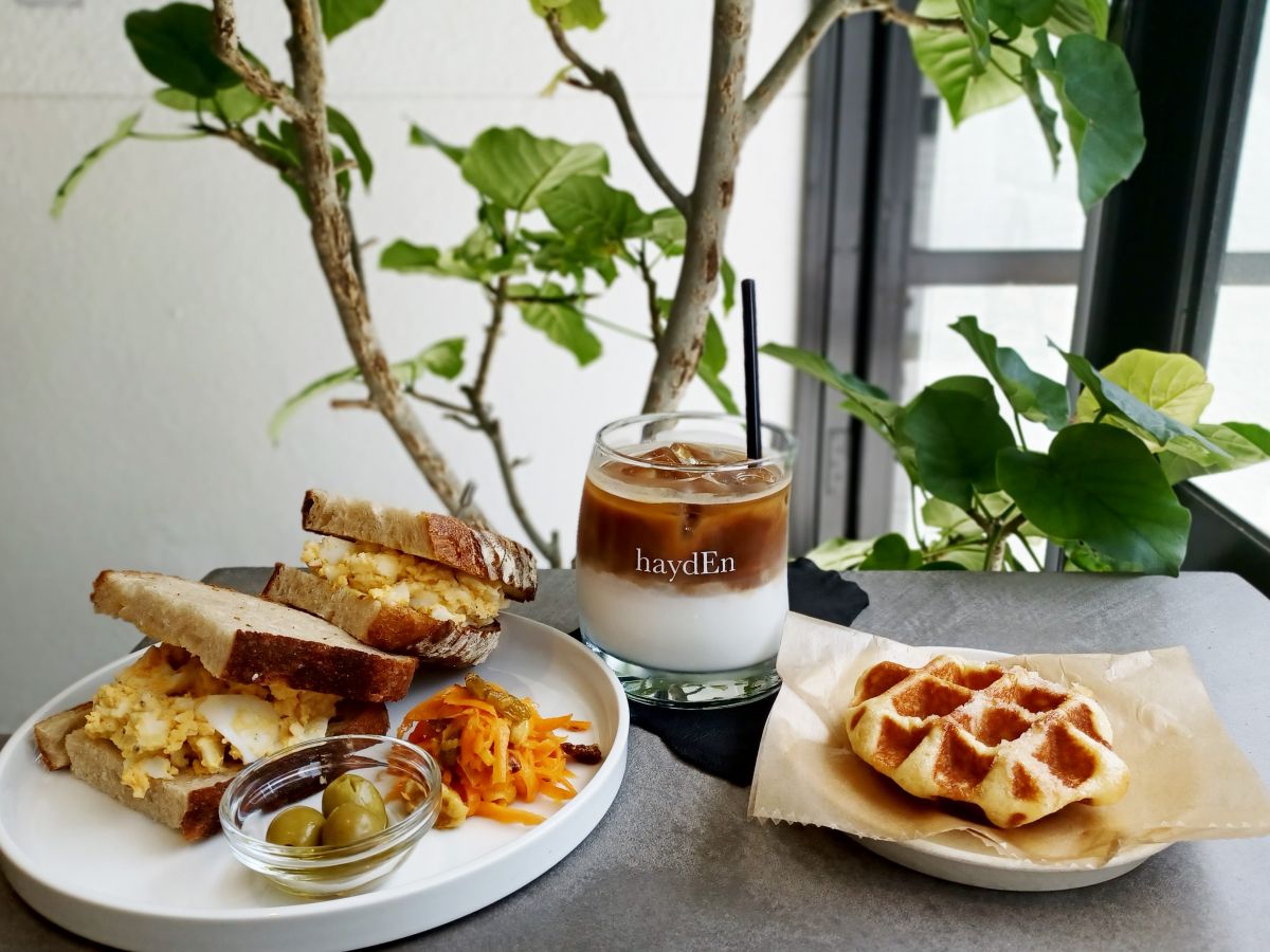 （左から）「トリュフの卵サンド（レギュラーサイズ）」1000円、「カフェラテ（アイス）」700円、「ワッフル」500円