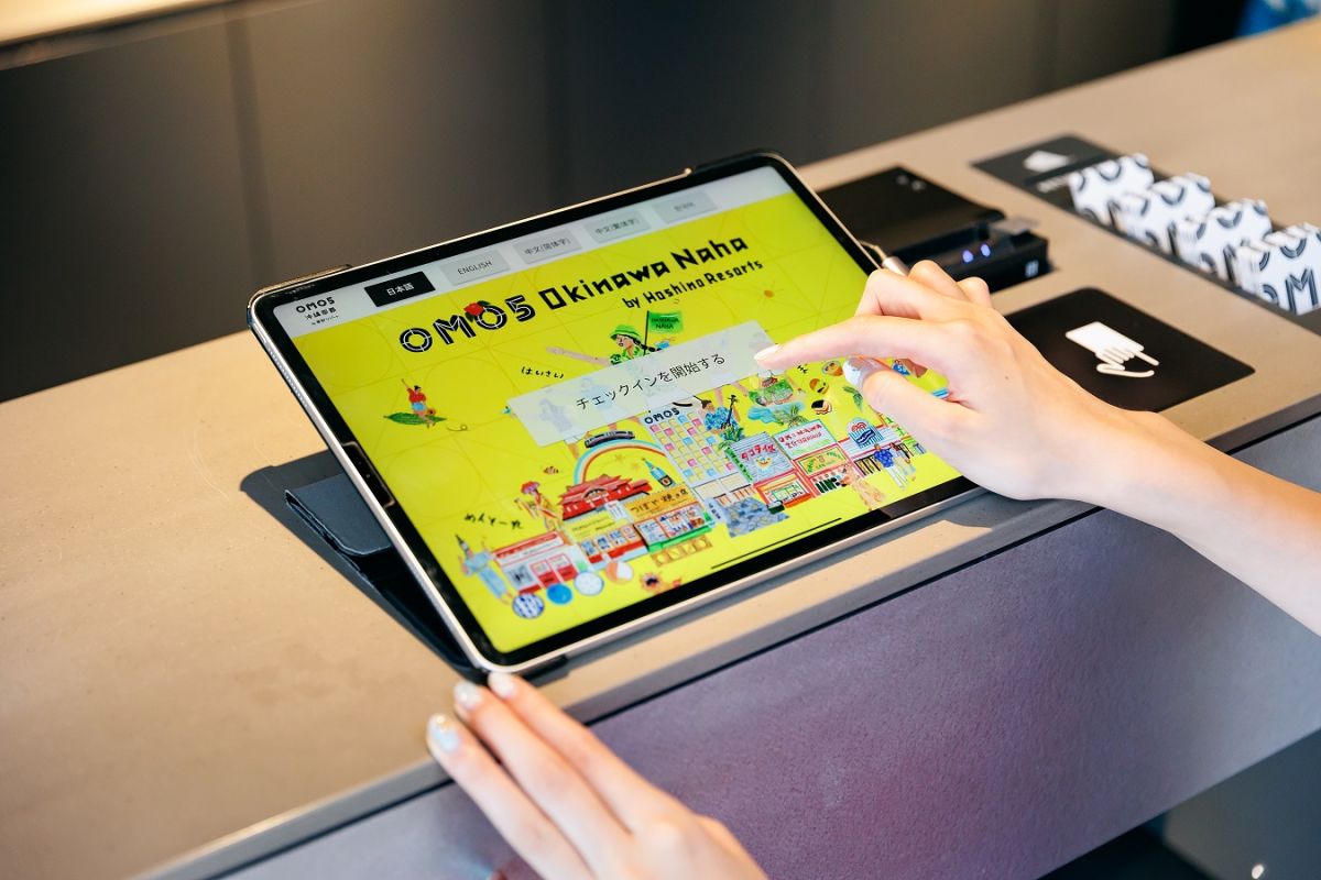 ホテルに着いたら、1階のカウンターでタブレットを使ってチェックイン