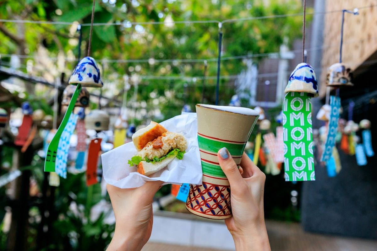 「ビアベースセット」（オリオンビール2杯、とんかつサンド）1500円