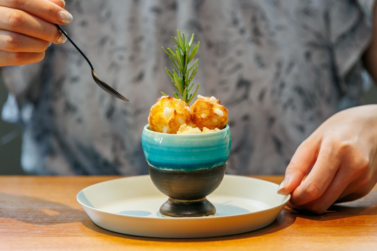 カフェメニューの「トロピカルパフェ」500円。島バナナとマンゴーのアイスの上にコロンとかわいシュー生地がのったパフェ。ローズマリーがトロピカルさを演出！