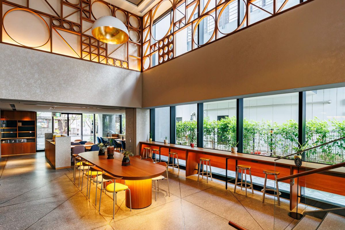 吹き抜け空間には、さまざまな幾何学模様をあしらった花格子が施されている