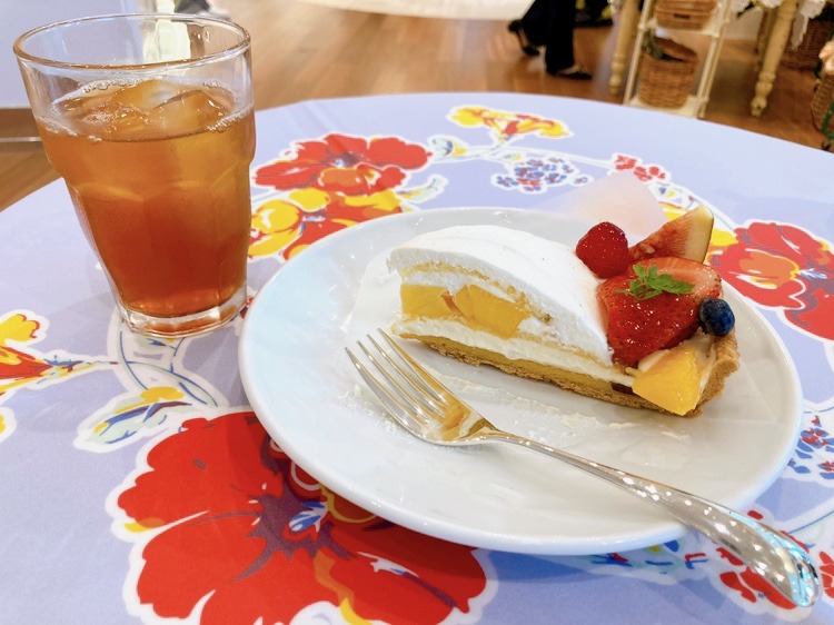 季節のフルーツとクリームドームのタルト 1ピース980円