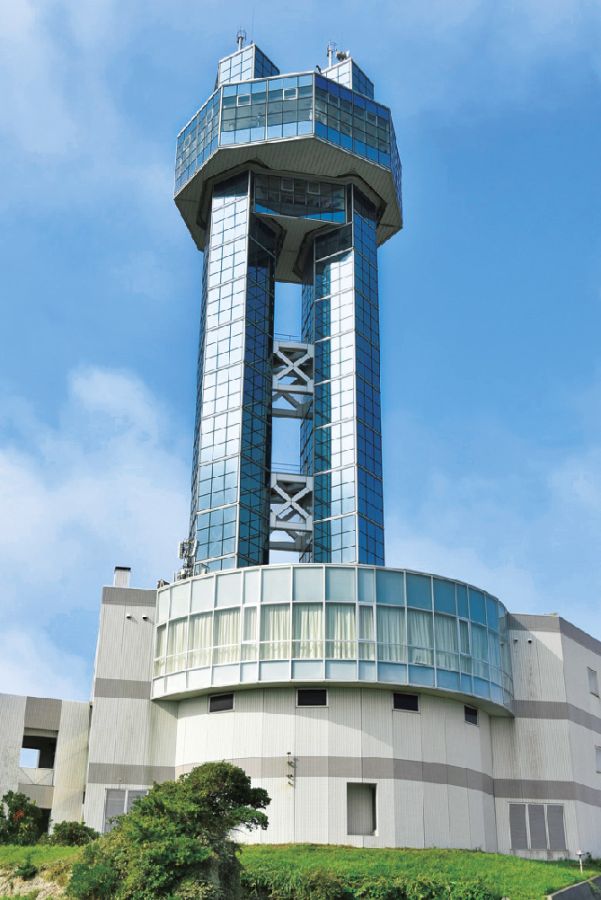 銚子漁港のすぐ目の前に立つ