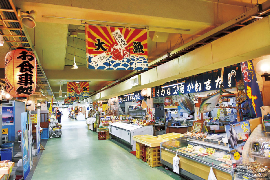 海産物のほか、県指定無形文化財の銚子ちぢみを扱う店も並ぶ