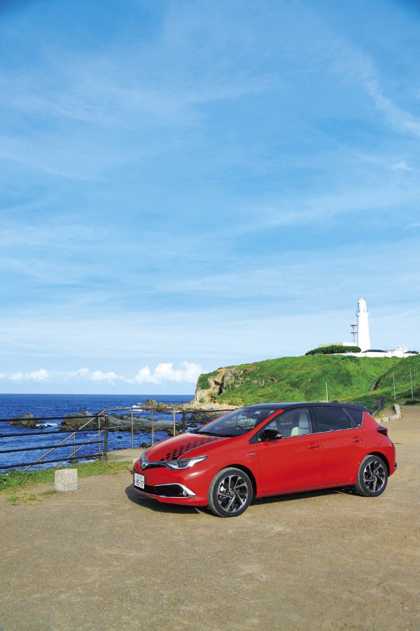 君ヶ浜しおさい公園の駐車場は、海と灯台が眺められる遊歩道も