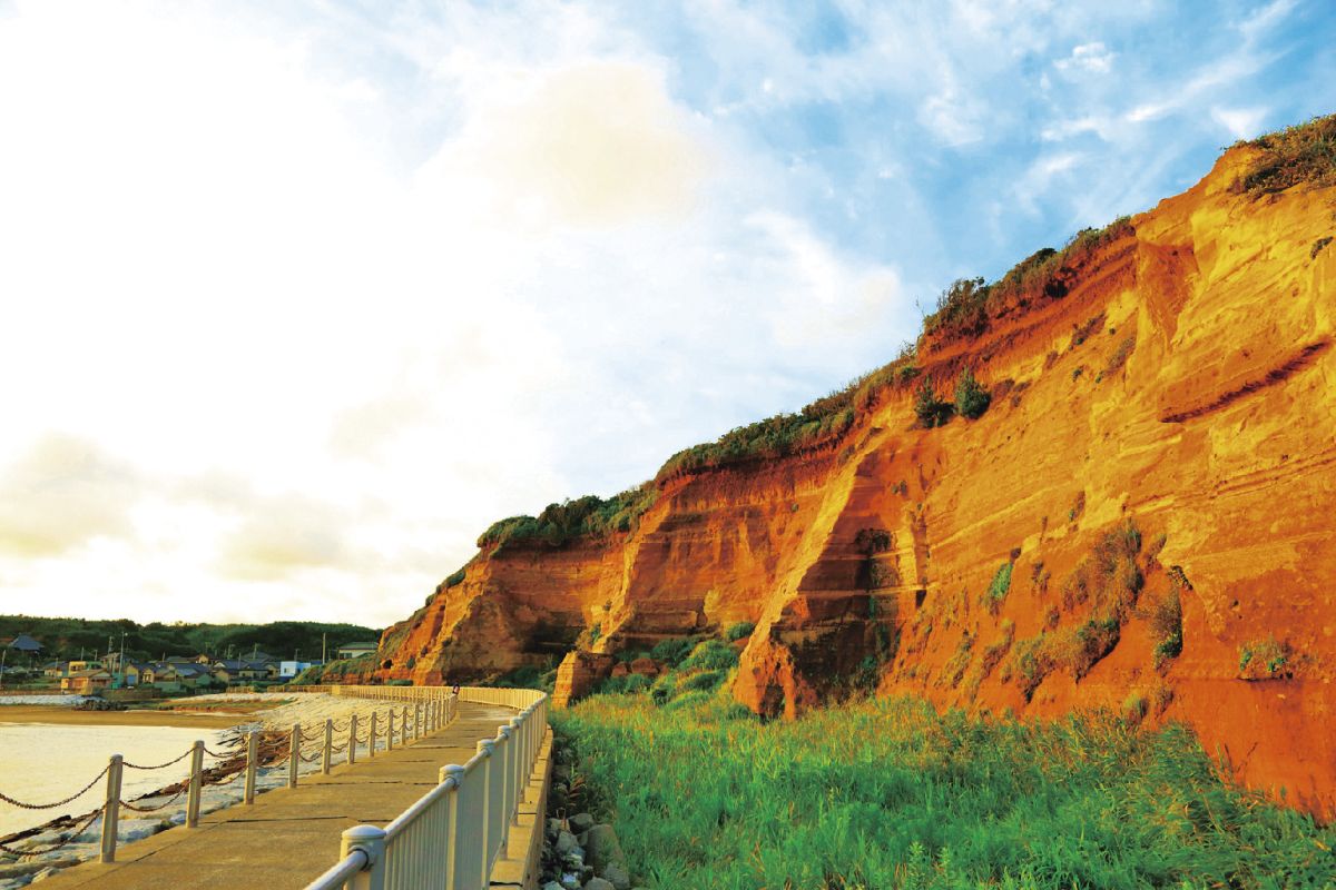 雄大なスケールの岸壁は、波の浸食によって形成されたもの
