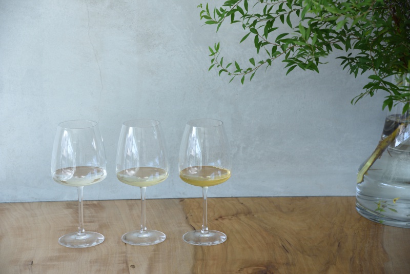 左から利尻昆布・真昆布・羅臼昆布の水出し。ワイングラスで味わうことで、より豊かな香りを体感できます