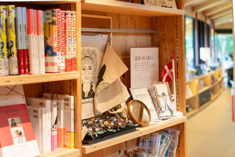 テーマにまつわる雑貨や食品も