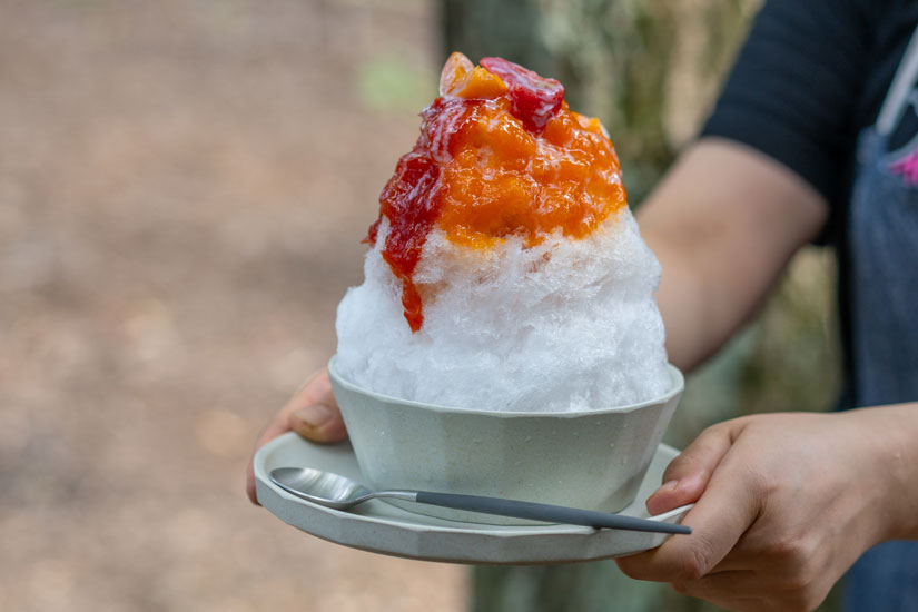 中にもソースをしのばせて。自家製コンボートが濃厚でおいしい、あんずとトマトのかき氷1400円