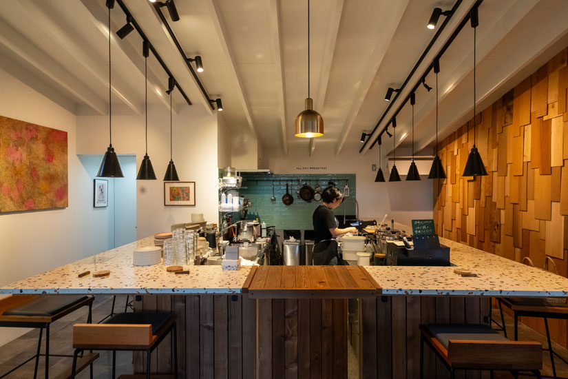 テラゾータイルがカラフルなカウンターだけの店