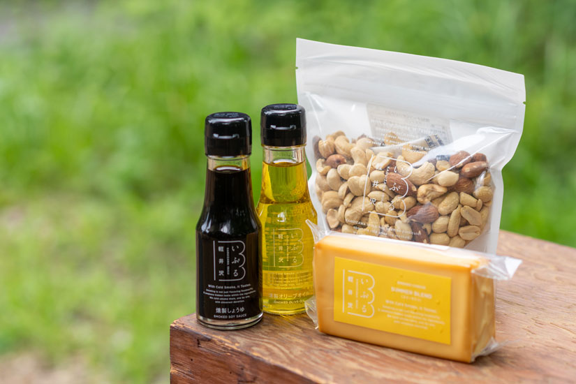 燻製醤油(70mℓ)980円、燻製オリーブオイル(各70mℓ)1100円、燻製チーズ(サマーブレンド195g)1640円、燻製ナッツ(200g)1540円