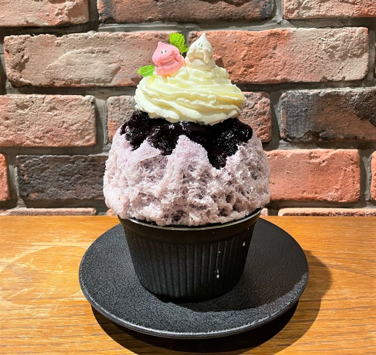 ブルーベリーと赤葡萄のバニラ氷イートイン1700円(1個)　 ※アルコール使用