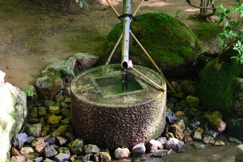 知足の蹲踞（つくばい）※レプリカ。実物は茶室前庭にあり非公開