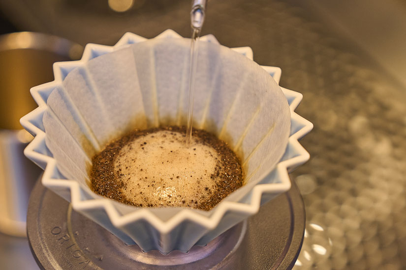 ORIGAMIドリッパーを使ってハンドドリップ。雑味が少なくクリーンな味わいのコーヒーに