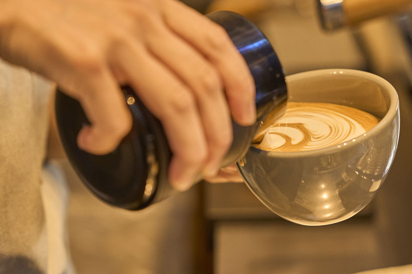 香りのいいエチオピアなどの豆で淹れるカフェラテ715円(イートインの税込価格。以下同)