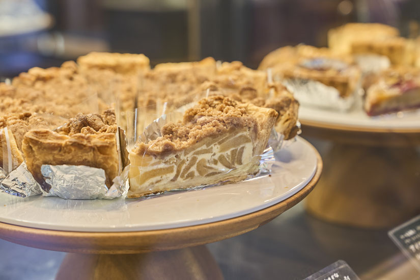 ルバーブやブルーベリーなど、信州産の季節の果物で作るパイは4種ほど