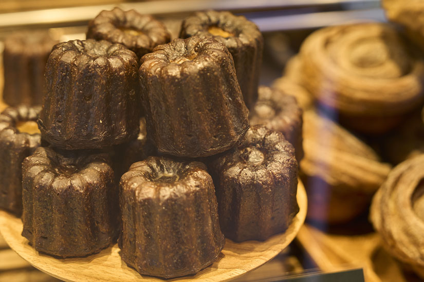 自家焙煎コーヒーとラム酒の香り漂うコーヒーカヌレ各330円