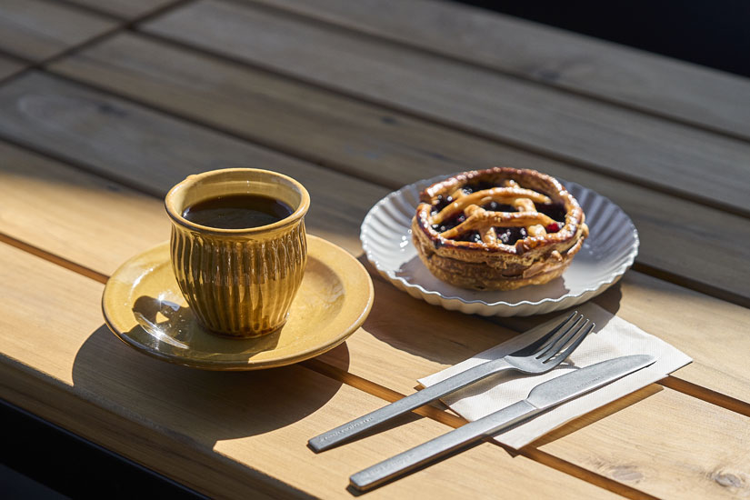 マスカットのような心地よい酸味が広がるエチオピア ゴチチ タデレ693円、沢村のパティシエ考案のブルーベリーパイ1310円