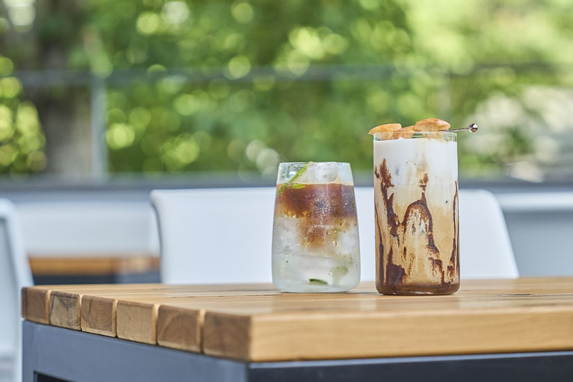 エスプレッソジントニック(左)、アップルモカ(右)各990円。アップルモカはホットでも