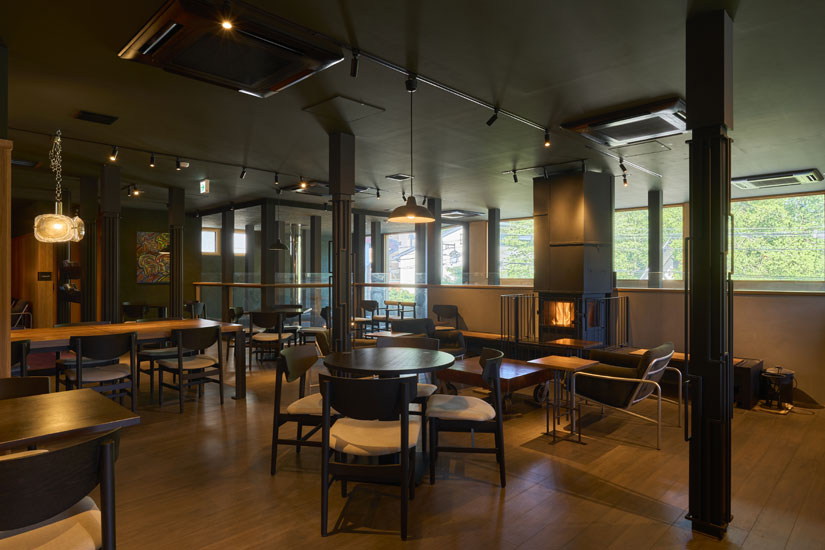 夏でも冷え込む朝晩には薪ストーブに火が入ります