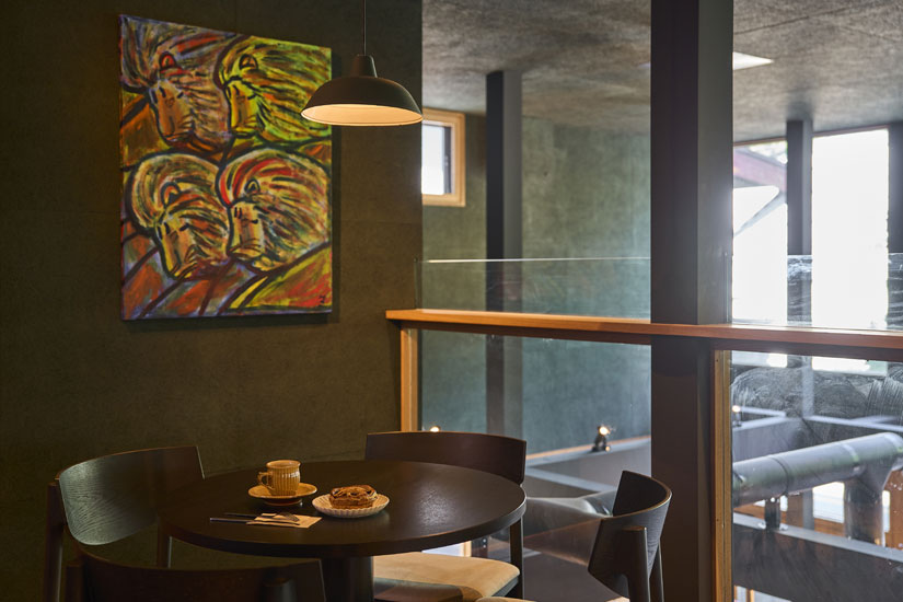 オーナーが集めたアートがあちこちに飾られています。焙煎機を見下ろす席も