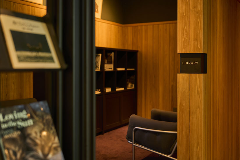 動物や建築の写真集が置かれたライブラリー。静かなコーヒータイムが過ごせます