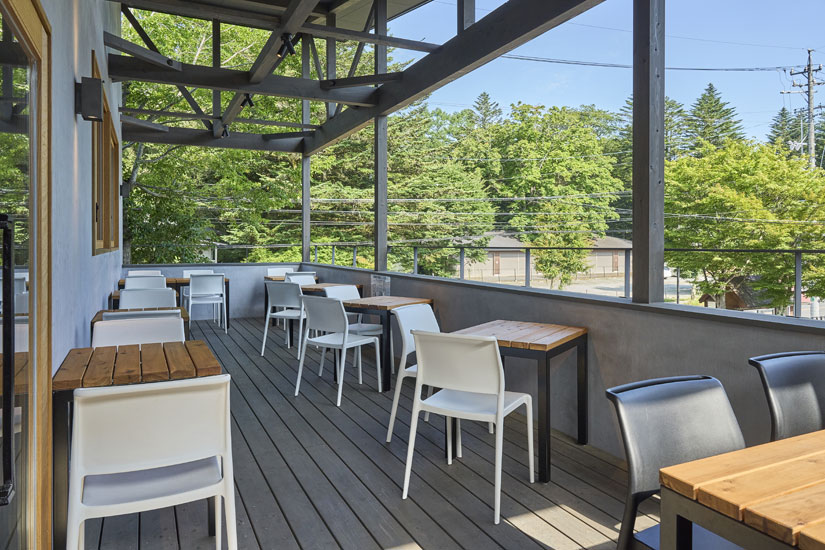 みずみずしい緑を眺める2階のテラス。1階エントランス前にもテラス席があります