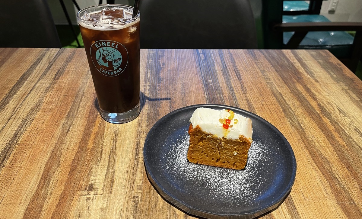 （左から）「オーガニックコーヒー」650円、「もちもちキャロットケーキ」550円