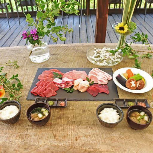 「BBQコース」イメージ。肉盛りスペシャルプレート、野菜、ライス、スープ、デザートがセットになっている