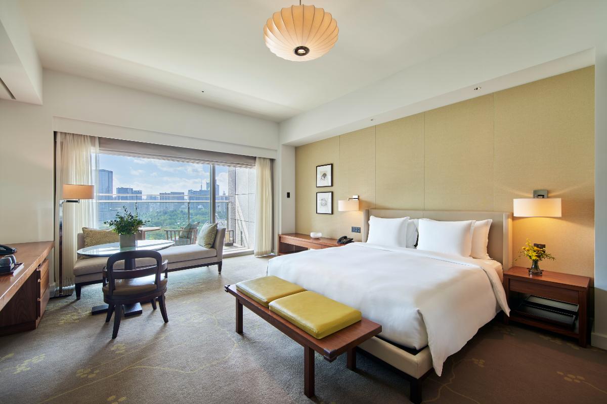 客室「デラックスキング WITH バルコニー」