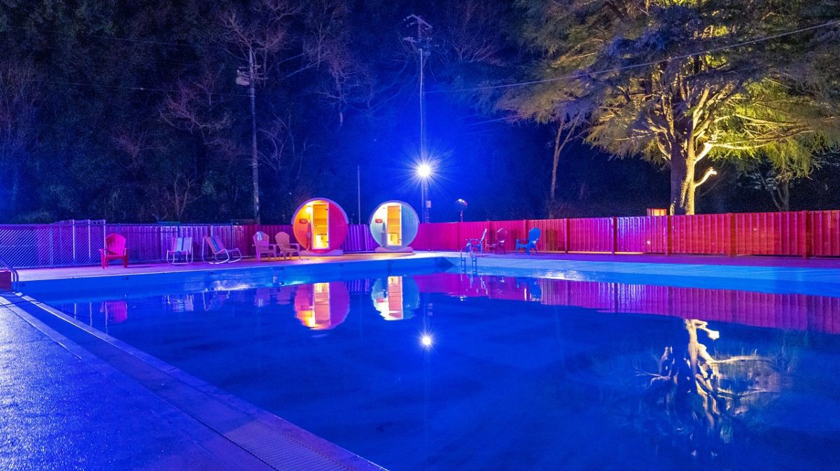 TACO夏季プール　期間：2023年7月1日～9月18日　利用時間：12時30分～21時30分　料金：無料　バスタオル持参（フロントでレンタル可能）