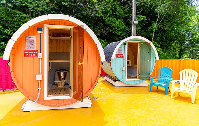 バレルサウナ　　利用時間：12時30分～21時30分　料金：無料　バスタオル持参（フロントでレンタル可能）　ポンチョ・ハットのレンタルもあり（500円）