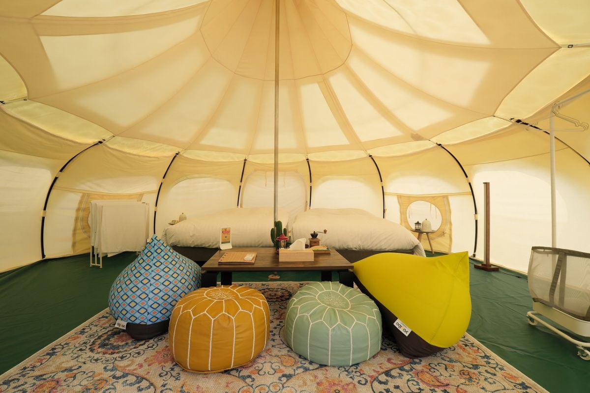 「カルパテント」中央にポールが1本立っているのが特徴。内装もカラフル！ 定員：4名　　料金：1万7000円～