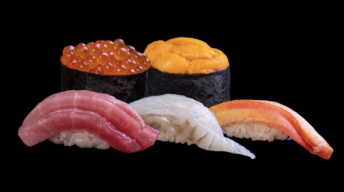 左上より時計回りで、いくら、うに、ズワイガニ、白身、本鮪中とろ