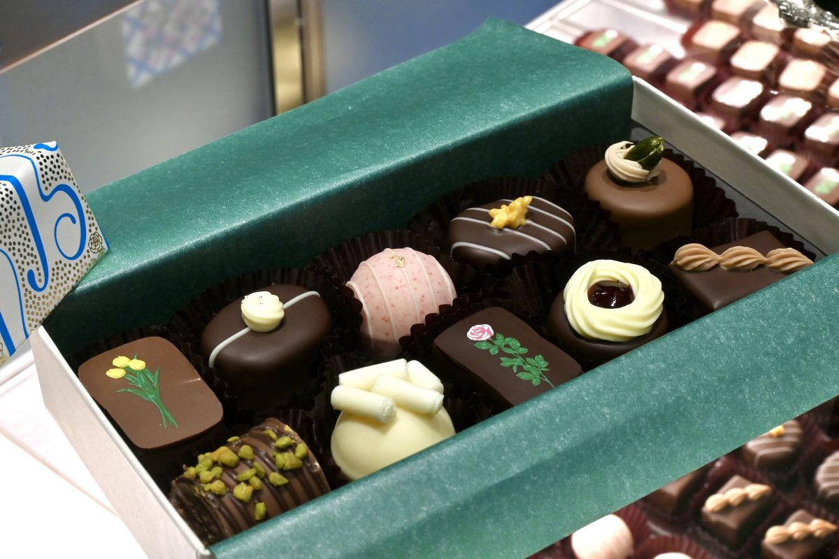 （上段左から）キャラメル、レザン、あまおう苺、パッションアプリコット、ピスタチオ（下段左から）ジャンドゥヤナッツ、オレンジ、ローズミルクティー、フランボワーズ、ジャンドゥヤフリュイ