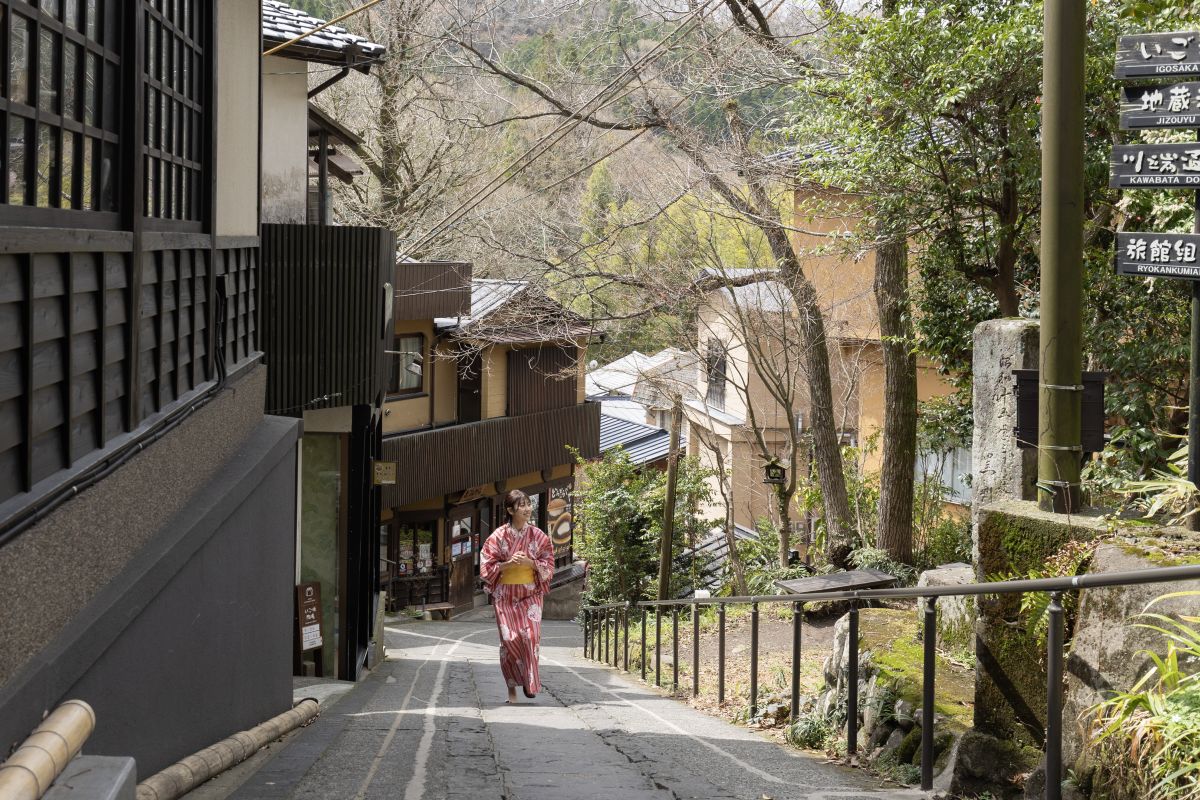 階段状の坂なので下駄でも歩きやすい