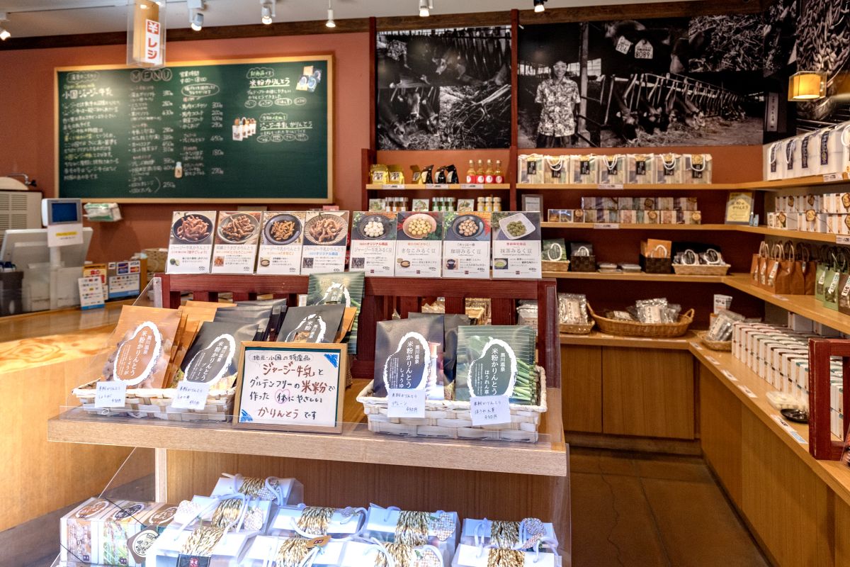 店内にはジャージー牛乳で作ったかりんとうなどが勢揃い