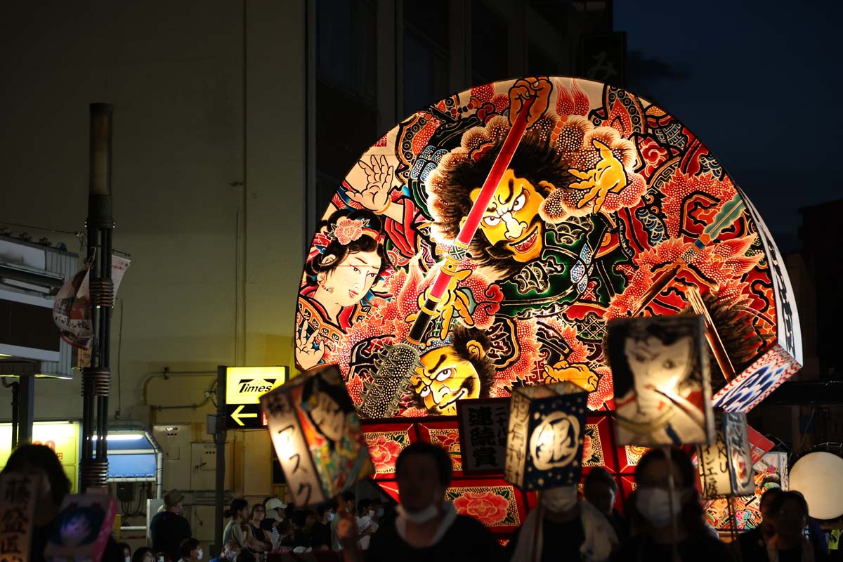 扇ねぷたの鏡絵（前）は、武者絵などの躍動感あふれる絵柄で「動」を表現